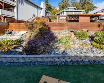 Coastal Zen Cottage - Walk To Beach - Half Moon Bay - Building