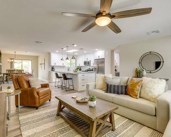 Sun City Retreat with Patio Near Golfing and Hiking! - Sun City - Living room