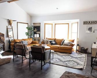 5br Home/Walk To Boat Launchgolf/Game Room/Fire Pit - Cascade - Living room