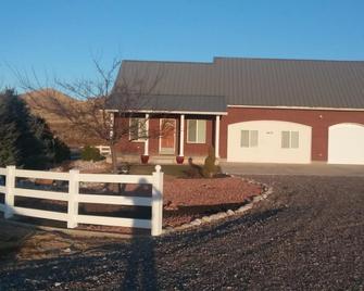 Palisade Country Home Adventure Retreat - Sterling - Building