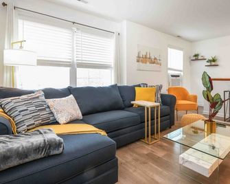 Lavish 3bed Apt ! Free Gated Parking! 30 Min Nyc! - Newark - Pokój dzienny