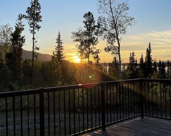 Sunset Ridge on Big Bar Lake. Private, pet friendly 10 acre lakefront getaway! - Clinton - Balkon