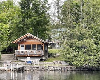 Lakefront cottage - West Glover - Building