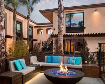 Family-Friendly Retreat | Spacious Room | Outdoor Pool and Firepit - Long Beach - Innenhof