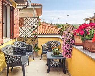 Amazing Apartment In Riola Sardo - Riola Sardo - Balcony