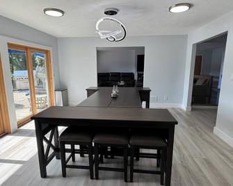 Large Custom Home with firetable, river access, Smart TV's, yard games and more - Rockford - Dining room