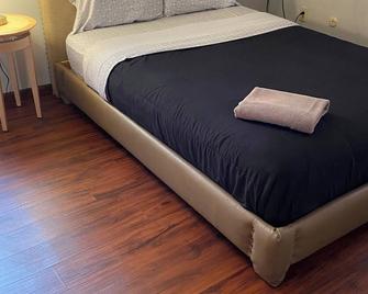 30 second walk to High St and Short North! 2BR! - Columbus - Bedroom