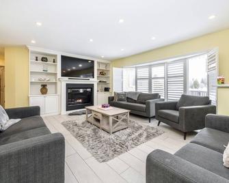 Luxe Private Riverfront Getaway on Trent-Severn! - Beaverton - Living room