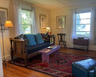 Historic Farm Property, 40 min. from Penn State - Reedsville - Living room