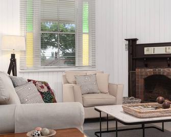 Pinbarron Cottage Close To Queens Park/Schools - Toowoomba - Living room