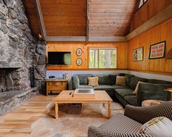 Stonecutter's Cabin - couples retreat on the river surrounded by nature - Skykomish - Living room