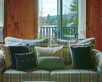 Super cute cedar chalet surrounded by the forest with access to water - Entrelacs - Salon