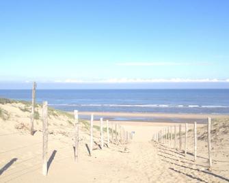 A bright studio in a nice apartment only 175m from the beach. Near the beach - Zandvoort - Beach