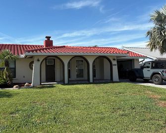 Beautiful home on a deep water canal leading to the Gulf of America. - New Port Richey - Gebäude