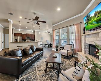 Lake Access - Private Pool - 2 Acres Retreat - Belton - Living room