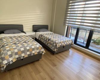 Cozy home - Garden, fireplace & cinema experience - Sincan - Sypialnia