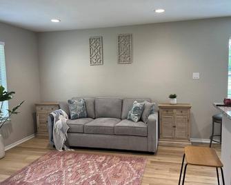 Old Town Hidden Treasure - Burleson - Living room