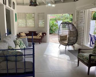 Cottage By The Sea - Steps From Beach -Chef Included - The Yellow Canary - Duncans - Living room