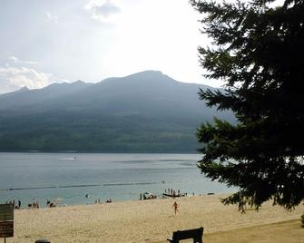 Your Recreational Headquarters Vacation Rental - Nakusp - Playa