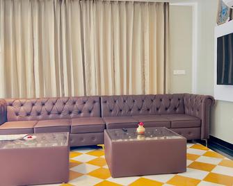Hotel Pushp Sara Lake View - Udaipur - Living room