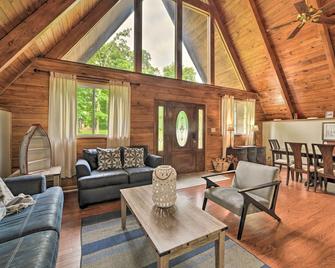 A-Frame Cabin w/ Hot Tub, Walk to Kentucky Lake! - Benton - Living room