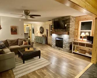 Lakefront Cabin Retreat - Turtle Lake - Living room