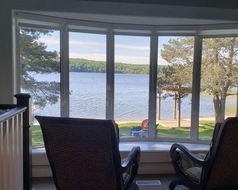 Muskoka Lakehouse Retreat - Family Friendly with Sandy Beach on Three Mile Lake - Windermere - Balcón
