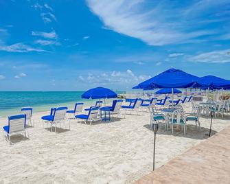 Glunz Ocean Beach Hotel & Resort - Key Colony Beach - Beach