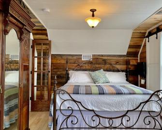 Nine Island Cottage - Lake front, Hot Tub, 45 mins from St. John's, Sleeps 14 - Brigus - Bedroom