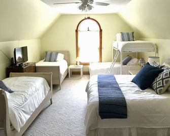 Perfect Family Getaway - Pontoon, Sandy Beach, Water Trampoline and More! - Alexandria - Bedroom