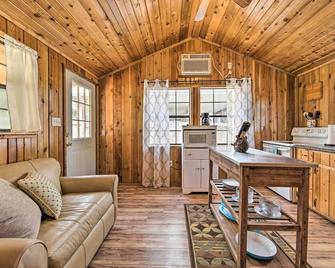 Couples Cabin with Luxury Deck, 1 Mi to Canyon Lake! - Canyon Lake - Sala de estar