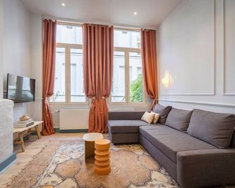 Shway - The Saffron Dress - אנטוורפן - סלון