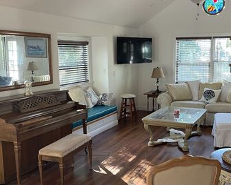 Beautiful Home in Tropical Beach Paradise. - Vero Beach - Huiskamer