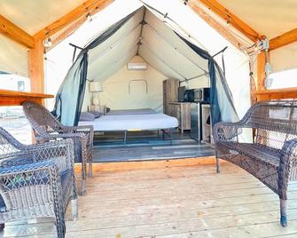 Enjoy the beautiful San Marcos River in this new, nice and comfy cabin! - San Marcos - Habitación