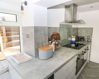 2 Salt Cottage, Pet Friendly, Character Holiday Cottage In Port Eynon - Swansea - Cuisine