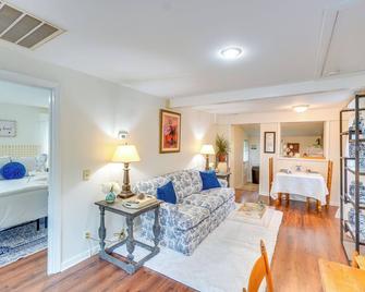 Hike, Sip and Explore Charming Waterford Cottage! - Waterford - Sala de estar