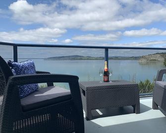 Harbour views from super spacious upstairs apartment. Fully equipped. - Whangarei - Balkón