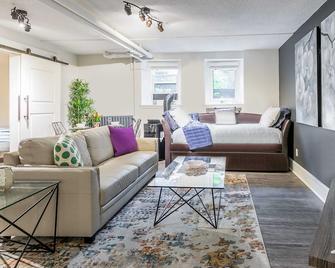 2br Apartment - Steps To Downtown - Hamilton - Wohnzimmer