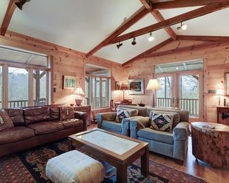 Mountain Top Lodge with Incredible Views - Hot Springs - Sala de estar