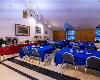 7 Gables Inn & Suites - Fairbanks - Restaurant
