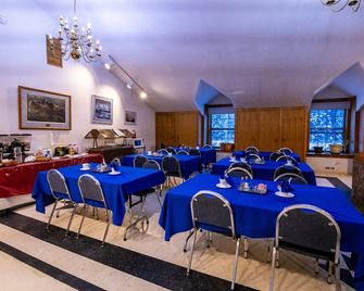 7 Gables Inn & Suites - פיירבנקס - מסעדה