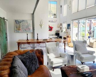 4 on Highworth Apartments and Studios - Le Cap - Salon