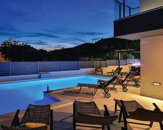 Modern Kastel Villa with Private Pool, Gym, and Large Outdoor Space - Kastela - Zwembad