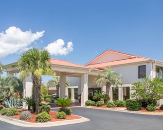Days Inn & Suites by Wyndham Navarre - near Beaches/Hurlburt - Navarre - Building