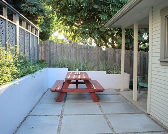 Charming Cottage Retreat in Silver Lake w Terrace- 30 Night Minimum - Los Ángeles - Balcón