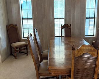 3-bedroom house in a quiet rural area just outside Jasper. - Jasper - Dining room