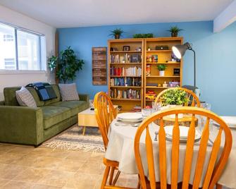 Harrison On The Lake, Walkable to Beach and Village - Harrison Hot Springs - Dining room