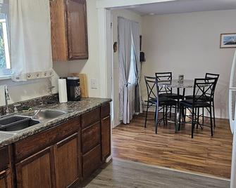Single Bedroom Guesthouse in the Cowlitz Valley - Kelso