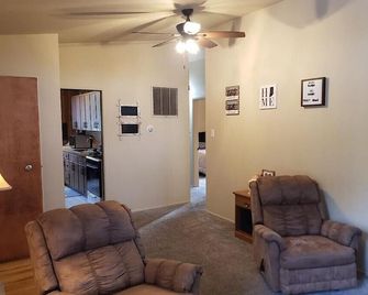 Quaint 3-bedroom house with AC in charming Dyer Close to Highways and Chicago - Dyer - Sala de estar