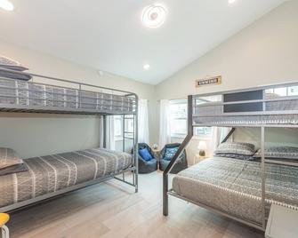 Private Waterfront Home Nestled In A Quiet Section Of Lake Hopatcong - Lake Hopatcong - Bedroom